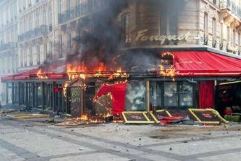Gilet gialli, guerriglia a Parigi Gilet gialli, guerriglia a Parigi
